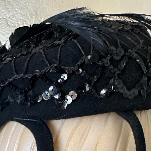 STRIKING 1930s\' BLACK FELT TILT HAT - VEILING, SEQUINS, FABFIC. FLOWERS  FEATHER main image 10